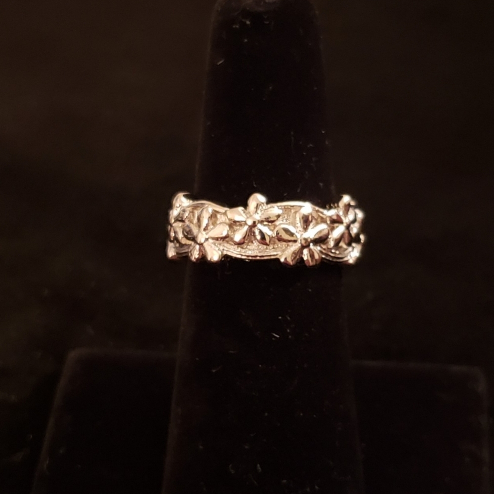 Adorable Silver Flower Band Ring